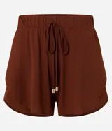 Short corto blanco de crepé con cintura elástica, cordón ajustable con punteras doradas y ruedo redondeado, diseñado como salida de playa por Bossa Nossa.