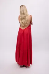 Vestido largo color celeste, de tirantes finos y espalda descubierta. Presenta volados en el ruedo y escote fruncido.