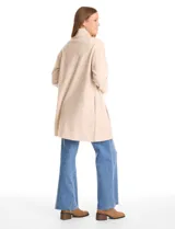 Cardigan largo de tejido de punto suave, color gris, con cuello con caída fluida, mangas largas con hombros caídos y bolsillos laterales discretos.