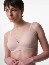 Soutien de microfibra color beige, con copas preformadas sin aro y breteles ajustables. Presenta un diseño liso y minimalista con detalles de costuras decorativas en la unión de los breteles.
