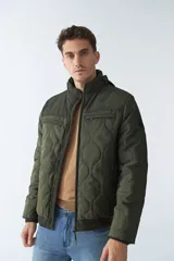 Campera de nylon azul marino para hombre con capucha, cierre frontal con cremallera, bolsillos laterales y frontales. El modelo usa talle M.