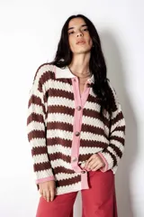 Camisa de algodón con rayas tejidas horizontales en tonos marrón chocolate y crudo. Presenta cuello y cierre frontal con botones.