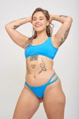 Tanga negra de tiro alto con doble tira ajustable en los laterales y forro interno.