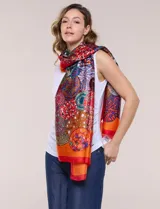 Pashmina rectangular de satén con acabado brillante y caída fluida, con un diseño de estampa gráfica multicolor en toda la superficie y terminaciones con dobladillo fino.