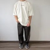 Remera oversize color marfil, de mangas cortas amplias y corte holgado. Presenta un pequeño estampado frontal con texto bordó que dice "Vcp Collection".