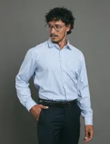 Camisa de vestir de manga larga con diseño de rayas verticales en tonos blanco y celeste. Presenta cuello clásico, cierre frontal con botones y un bolsillo en el pecho.