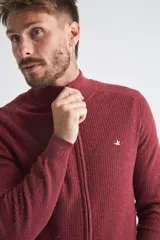 Campera gris de tejido buttoné con cuello alto, cierre frontal y logo bordado en el pecho.