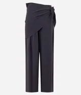Pantalón wide leg negro de viscosa, con piernas amplias, caída fluida y detalle de pañuelo cruzado con atadura lateral en la cintura.