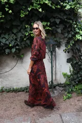 Falda larga de lino con estampado paisley en tonos marrón y naranja, diseño de corte irregular con volado en el ruedo y cierre invisible lateral.
