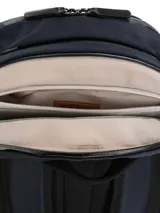 Mochila RKF unisex color azul marino, confeccionada en canvas ripstop waterproof. Cuenta con compartimento principal con cierre a prueba de agua, cintas de compresión internas, bolsillos interiores de malla, compartimento acolchado para laptop de 16", bolsillo delantero con múltiples compartimentos, bolsillos laterales para botellas, bolsillo superior para anteojos, correa compresora de pecho, correas de hombro ajustables, espalda acolchada y ergonómica, forro interior de poliéster reciclado y llavero mosquetón.