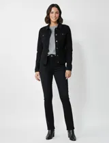 Campera de jean color negro, con cuello solapa, cierre frontal con botones metálicos y bolsillos aplicados en el frente.