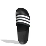 Sandalias Adidas Adilette Shower Velcro de color negro, con tira ajustable en el empeine decorada con las tres franjas características de la marca en blanco y el logotipo impreso en el lateral.