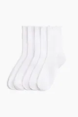 Pack de cinco pares de medias de caña media confeccionadas en tejido de punto acanalado de mezcla de algodón, con diseño liso y terminación de ribete sobrehilado en el puño.