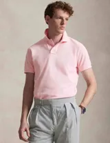 Chomba rosada Ralph Lauren de algodón con corte Custom Slim Fit, cuello con solapa y cierre de botones.