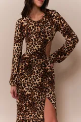 Vestido midi al cuerpo con estampado animal print, mangas 3/4 acampanadas, cut out en la cintura y tajo lateral.