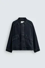 Cazadora de denim de algodón con efecto lavado, cuello solapa, manga larga y cierre frontal con cremallera oculta por solapa con botones a presión. Presenta bolsillos de plastrón con solapa en el delantero.