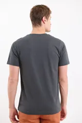 Remera de hombre color terracota, de manga corta y cuello redondo, con un pequeño logo bordado en el pecho.