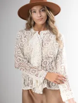 Camisa de encaje color crema, con corte clásico, volado frontal y botones al frente.