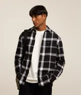 Camisa de franela para hombre a cuadros en blanco, negro y gris, con mangas largas, cuello inglés, cierre frontal de botones y un bolsillo en el pecho.