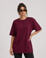 Remerón de corte oversize, color bordó, con cuello redondo y mangas cortas. Confeccionado en algodón, presenta un diseño holgado y versátil.