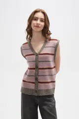 Chaleco de punto con escote en V y cierre frontal con botones. Presenta un diseño a rayas horizontales en tonos rosados, marrones y beige, con terminaciones acanaladas en el cuello, sisas y ruedo.