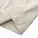 Campera con capucha y cierre frontal, color crema, con bolsillos tipo canguro.