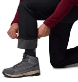 Pantalón de corte recto en color negro, confeccionado en tejido técnico resistente, con bolsillos laterales y cierre frontal.