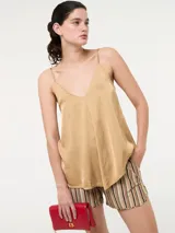Top de tirantes finos con escote en V, confeccionado en tela satinada con caída fluida.