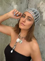 Collar plateado con cadena de eslabones grandes y dijes colgantes: cuentas de nácar, medallón de acero quirúrgico con diseño labrado, estrella de mar y lágrima de nácar. Tiene cierre con ganchito adelante y ganchito extra para ajustar el largo. El medallón se puede mover o quitar.