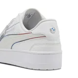 Championes Puma BMW MMS CA Match, color blanco con detalles en azul y rojo, con logo de BMW Motorsport y etiqueta colgante con diseño de autos de carrera.