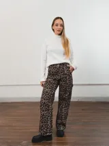 Pantalón de corte recto con estampado animal print de leopardo. Cuenta con bolsillos traseros y una etiqueta de cuero con el logo de la marca en uno de ellos.
