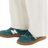 Championes urbanos New Balance modelo 500, color verde con detalles en blanco. Confeccionados en gamuza con suela de goma color caramelo.