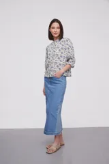 Blusa de viscosa con estampado floral, cuello a la base con detalle de volados, cierre frontal con botones y mangas tres cuartos abullonadas con puños elásticos.