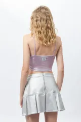 Top corto de breteles finos, color lila metalizado.