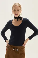 Remera azul marino de manga larga con escote en V y calce al cuerpo.