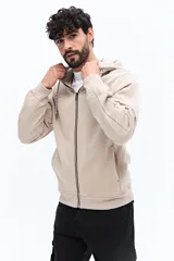 Campera con cierre de algodón y poliéster, color azul marino, con capucha ajustable mediante cordones trenzados en blanco y azul. Presenta un pequeño logo bordado en el pecho y bolsillos laterales.