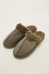 Pantuflas cerradas color marrón con ribetes de piel sintética en la abertura y suela plana.