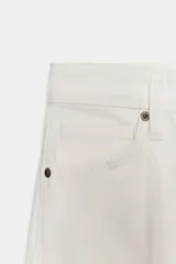 Jeans de tiro alto y diseño tapered, con cinco bolsillos, presillas para cinto y cierre frontal con cremallera y botón, en tono celeste claro lavado.