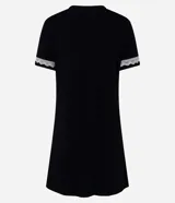 Camisón corto negro de manga corta, con abotonado frontal y detalle de encaje blanco en los puños.