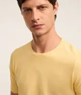 Remera básica de corte slim para hombre, confeccionada en suave algodón peruano. Presenta cuello redondo y mangas cortas, con un diseño liso y versátil.