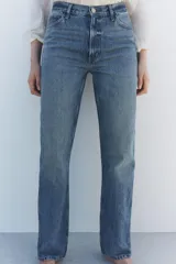 Jeans de tiro alto con corte recto y largo completo. Presenta diseño de cinco bolsillos, trabillas en la cintura y cierre frontal con cremallera y botón, con un acabado de efecto lavado.