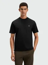 Remera de corte regular fit, color negro, con cuello redondo y manga corta. Presenta un pequeño aplique metálico con el monograma Double B de la marca en el pecho.