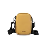 Bandolera de cuero sintético color negro, con doble cierre superior y correa de galón ajustable. Incluye un bolsillo interior de fácil acceso.