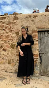 Pulsera tipo esclava abierta con diseño rústico y acabado irregular, fabricada en bronce y alpaca.