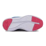 Championes deportivos Diadora modelo Messina, color azul vibrante con detalles en rosa fucsia. Presentan capellada de malla transpirable, logo Diadora en rosa en el lateral, forro interior rosa y suela gruesa blanca con detalles en rosa en la punta y el talón.