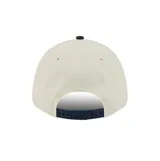 Gorra New Era 9FORTY de Los Angeles Dodgers, color beige con visera y botón superior en azul marino, con el logo del equipo bordado en el frente.