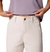 Pantalón recto Columbia para mujer, de color gris, con trabillas para el cinturón, bolsillos laterales para las manos, bolsillo de seguridad con cremallera y bolsillos posteriores.