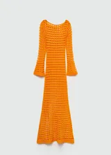 Vestido largo de punto calado color naranja, con cuello redondo y mangas largas acampanadas. Diseño de tejido abierto con textura geométrica.