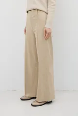 Pantalon de corte recto y tiro alto, confeccionado en un tejido de acabado suave y textura aterciopelada, con costuras verticales decorativas en el frente.