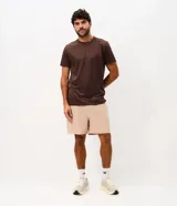 Remera deportiva de manga corta y cuello redondo, color celeste, con tecnología dry y detalles reflectantes en los hombros.